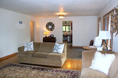 Cozy Cottage near Schwarz Supper Club, Road America, and Whistling Straights!!