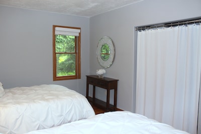 Cozy Cottage near Schwarz Supper Club, Road America, and Whistling Straights!!