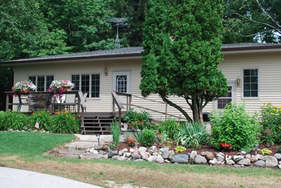 Cozy Cottage near Schwarz Supper Club, Road America, and Whistling Straights!!