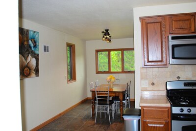 Cozy Cottage near Schwarz Supper Club, Road America, and Whistling Straights!!