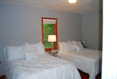 Cozy Cottage near Schwarz Supper Club, Road America, and Whistling Straights!!