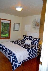 Cozy Cottage near Schwarz Supper Club, Road America, and Whistling Straights!!