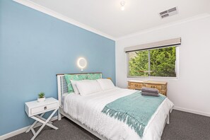 Upstairs Queensize bedroom 1

