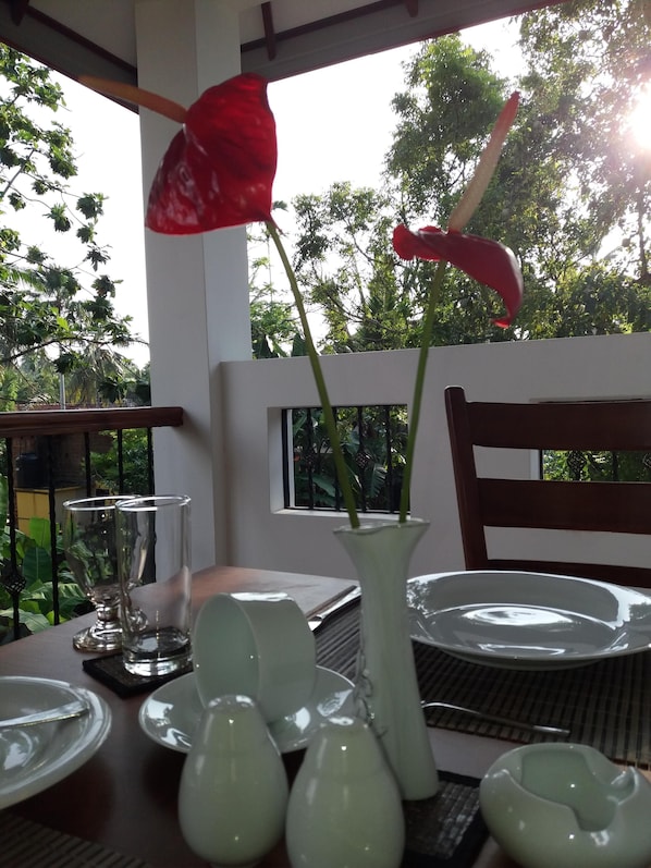 Up front Balcony
a specious open air space where you can dine & relax.