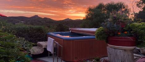 "5 Star" Private Mountain  Retreat-Hot Tub-XL Master Suite, :g Bathroom, Kitchen