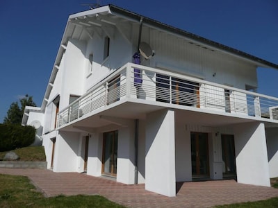 Appartement neuf au calme, terrasse et jardin, vue lac et montagne.