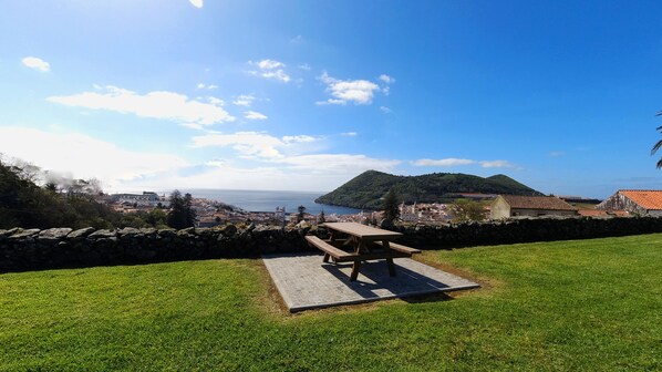 Vista da cidade e oceano a partir da mesa de refeições