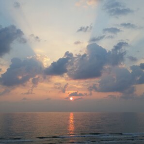This location allows you glimpses of both sunrise & sunset. Short walk to either