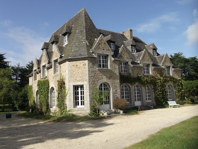 Belle grande maison dans parc privé,  claire  granit  