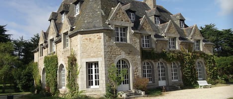 ph 12,13,18,20et21 : la grande cuisine en bas.