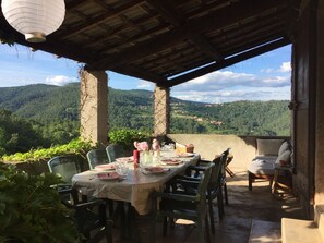 La terrasse extérieure couverte, avec vue sur la vallée, sans aucun vis à vis. 