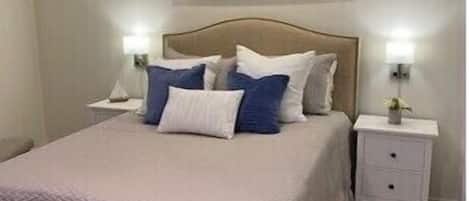 Queen size bed/brand new linens 2/2021