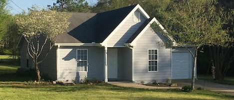 Three Bedroom Cottage
Two Full Baths
Garage with door
Fully Equipped Kitchen