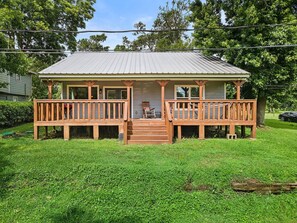 "The place was very clean, very quiet and peaceful, not far from town, easy checkin. No complaints. Only regret is not booking it longer."