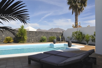 Sicht von Terrasse auf Pool