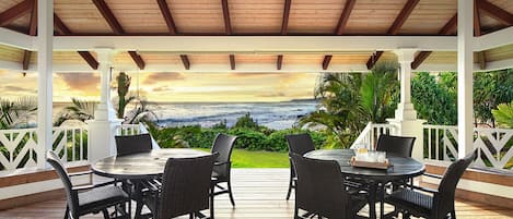 DINE INDOOR OR OUT! COVERED LANAI WITH OCEAN VIEWS