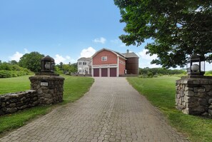 Long exclusive entry way 