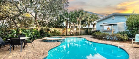 Zula Life - Beautiful private back yard with heated pool, hot tub and outdoor TV