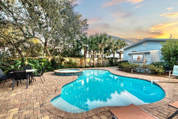 Zula Life - Beautiful private back yard with heated pool, hot tub and outdoor TV