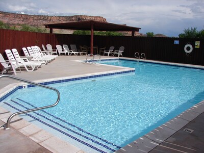 Family and Pet Friendly Condominium in Moab by Golf Course 