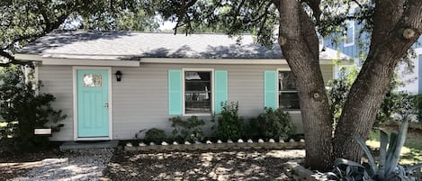 Cozy Beach Cottage, nestled in Beautiful Live Oaks!