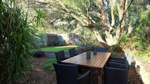 outdoor dining in backyard