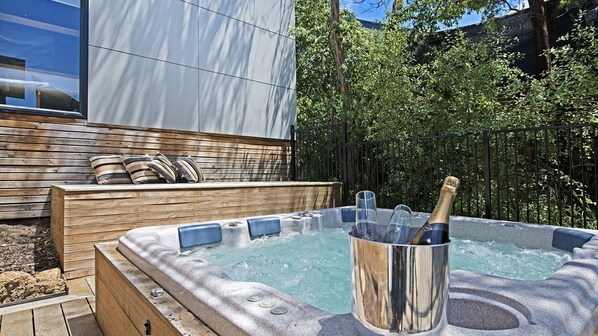Outdoor spa tub