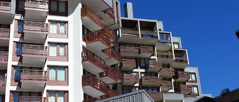 Sky, Daytime, Property, Building, Window, Tower Block, Urban Design, Condominium, Material Property, Residential Area