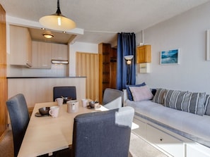Room, Furniture, Property, Interior Design, Living Room, Building, Wall, House, Table, Ceiling