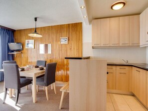 Room, Furniture, Property, Interior Design, Building, Kitchen, House, Cabinetry, Floor, Ceiling