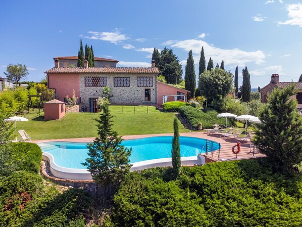 Ciel, Nuage, L'Eau, Plante, Propriété, Bùtiment, Bleu Azur, Arbre, Piscine, Paysage Naturel