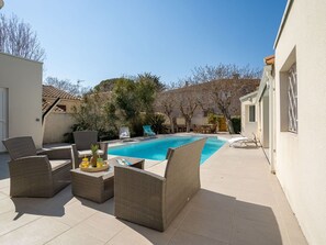 Ciel, Meubles, Bâtiment, Bleu Azur, Chaise, Piscine, Plante, Fenêtre, Ombre