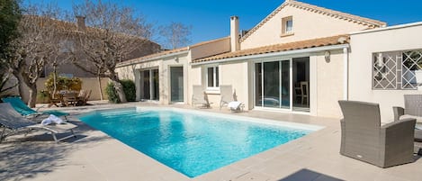 Water, Sky, Building, Property, Window, Swimming Pool, Plant, Azure, Shade, Lighting