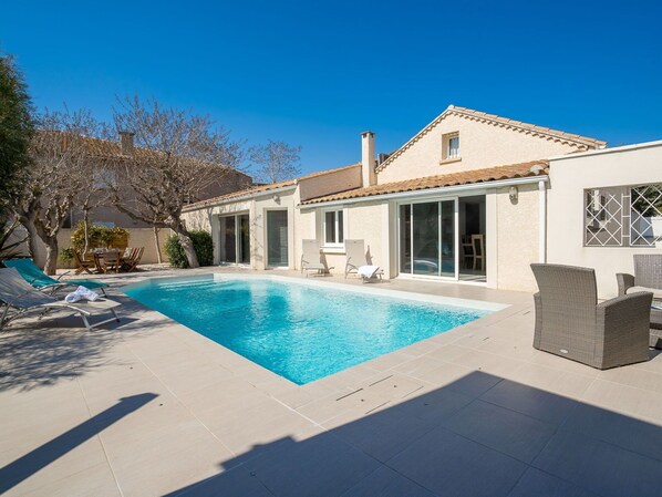 Water, Sky, Building, Property, Window, Swimming Pool, Plant, Azure, Shade, Lighting