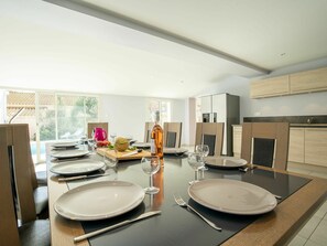 Évier, Robinet, Propriété, Luminaire Plomberie, Table, Bois, Design Intérieur, Éclairage, Sol, Cuisine