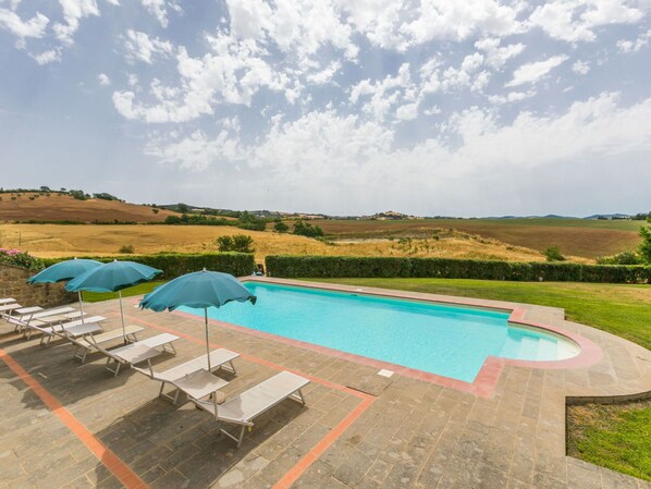 Nuage, Ciel, L'Eau, Propriété, Bleu Azur, Plante, Ombre, Piscine, Arbre, Mobilier De Jardin