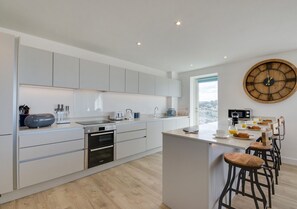 Kitchen / Breakfast Bar