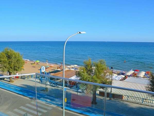 L'Eau, Ciel, Éclairage Public, Piscine, Cotiers Et Relief Océaniques, Clôture, Arecales, Ombre, Mobilier De Jardin, Horizon