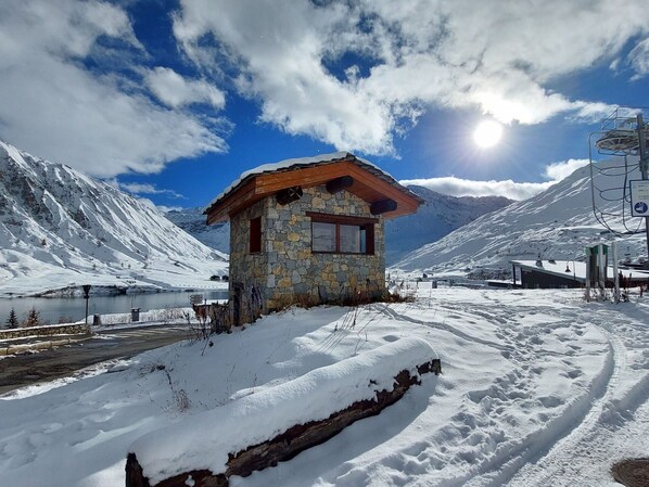 Sky, Cloud, Snow, Mountain, Window, Slope, Highland, Freezing, House, Glacial Landform