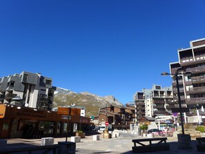 Himmel, Gebäude, Urban Design, Haus, Berg, Nachbarschaft, Öffentlicher Raum, Stadt, Landschaft