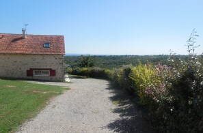 entrée du gîte avec superbe vue 