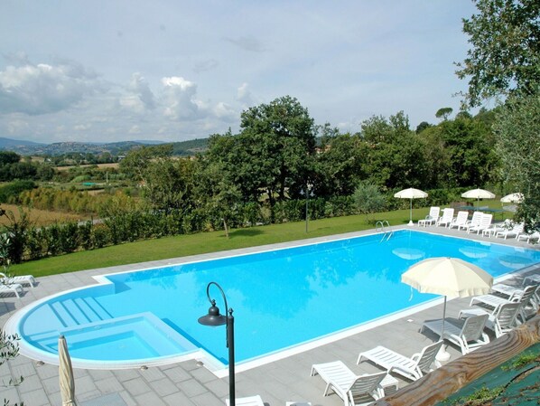 Schwimmbad, Eigentum, Freizeit, Resort, Grundeigentum, Gebäude, Haus, Ferienort, Villa, Rechteck