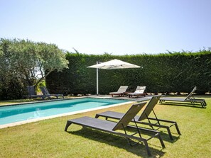 Wasser, Pflanze, Möbel, Schwimmbad, Himmel, Schatten, Gartenmöbel, Rechteck, Sonnenliege, Baum