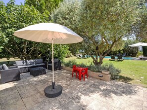 Plante, Table, Parapluie, Arbre, Botanique, Ombre, Mobilier De Jardin, Chaise, Tableau De Plein Air, Pot De Fleur