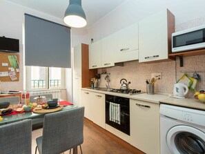 Cabinetry, Möbel, Countertop, Eigentum, Küchengerät, Herd, Wäschekammer, Küche, Beleuchtung, Interior Design