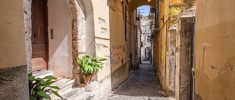 Via Tasso, on the left the main door of the building