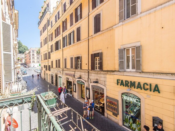 Urban Area, Neighbourhood, Building, Street, Town, City, Architecture, Mixed-Use, Metropolitan Area, Human Settlement