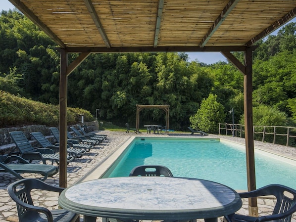 Eigentum, Schwimmbad, Haus, Grundeigentum, Freizeit, Gebäude, Schatten, Terrasse, Hinterhof, Zuhause