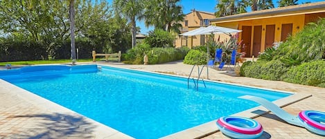 Agua, Planta, Cielo, Edificio, Nube, Piscina, Azur, Árbol, Sombra, Arquitectura