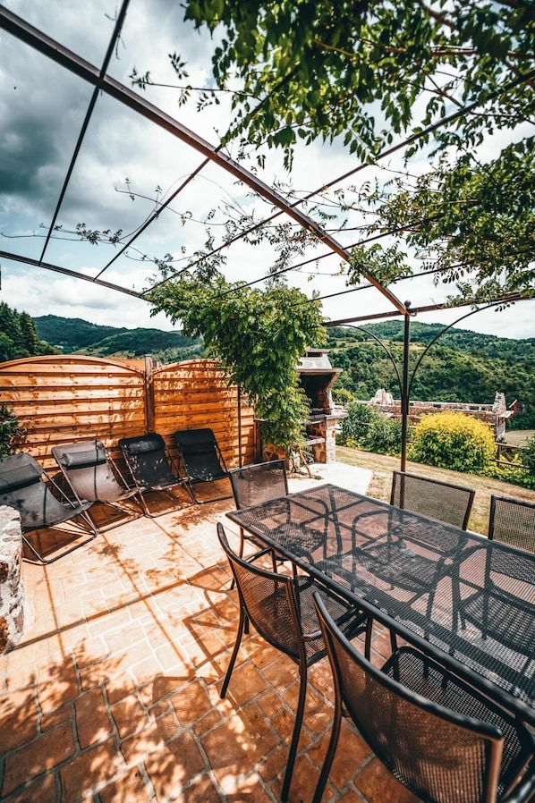 Terrasse avec vue sur la vallée du Doux ! 
Instagram : @explorhome